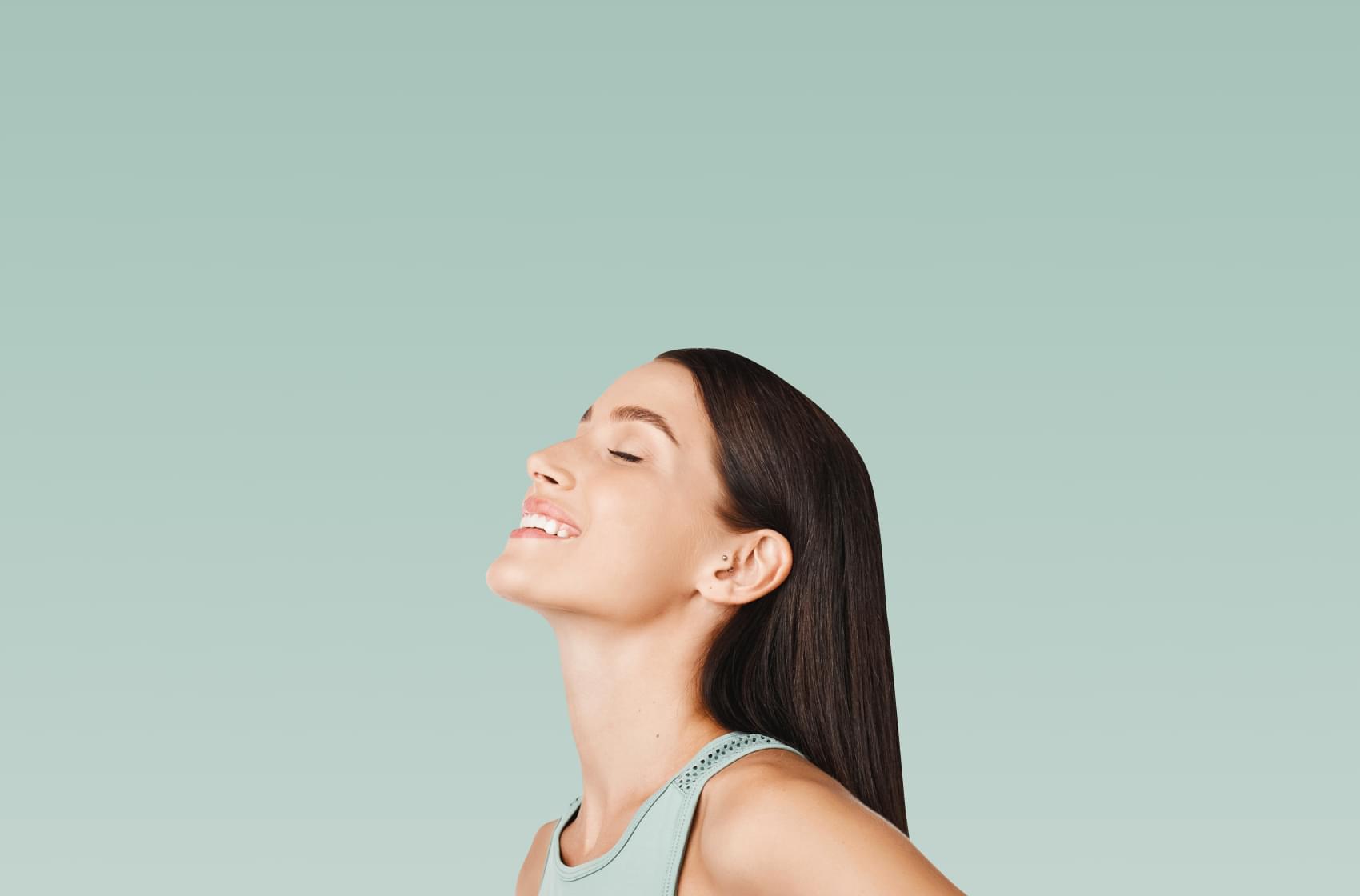 Счастливая девушка смотрит вверх с закрытыми глазами