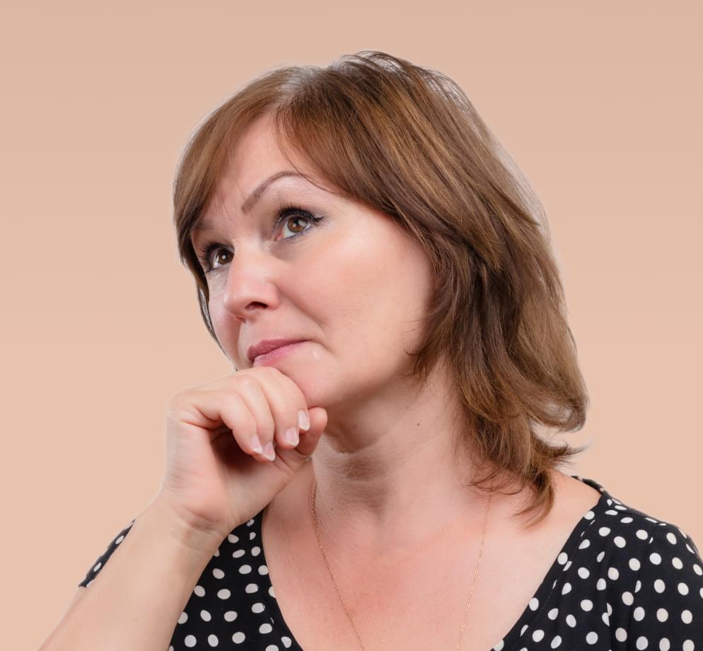 Женщина вдумчиво смотрит вверх